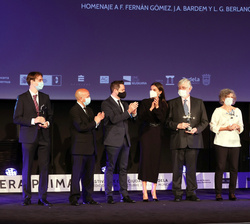 Su Majestad la Reina junto a los galardonados y autoridades 