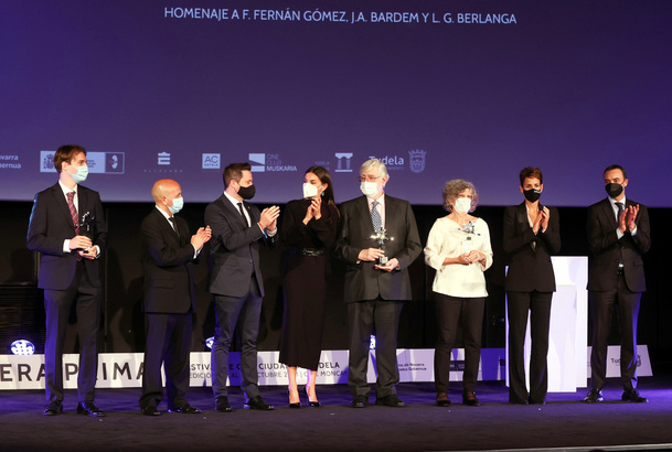Su Majestad la Reina junto a los galardonados y autoridades 