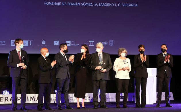 Su Majestad la Reina junto a los galardonados y autoridades 