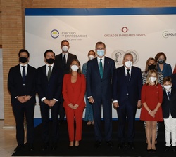 Su Majestad el Rey con Francisco Martínez-Cosentino y su esposa, Pilar Alfonso, y familiares