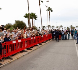 Don Felipe recibe el cariño de los vecinos de Almería tras la finalización del acto
