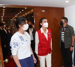 Doña Letizia es saludada por el Presidente de la República del Paraguay, Mario Abdo, a su llegada al Aeropuerto Internacional Silvio Pettirossi de Asu