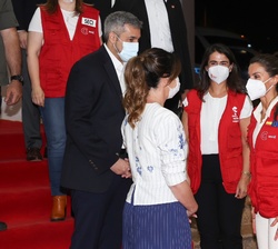 La Reina conversa con el Presidente de la República del Paraguay, Mario Abdo, con la primera dama, Silvana López, y con la embajadora de España en la 