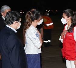 Su Majestad la Reina es recibida por la primera dama, Silvana López, a su llegada al Aeropuerto Internacional Silvio Pettirossi de Asunción