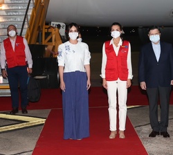 Doña Letizia, acompañada de la primera dama, Silvana López, y del ministro de Relaciones Exteriores de la República del Paraguay, Euclides Acevedo, a 