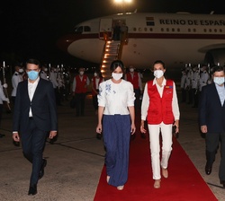 Su Majestad la Reina acompañada de la primera dama y del ministro de Relaciones Exteriores de la República del Paraguay, tras ser recibida en el Aerop