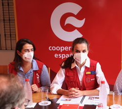 Su Majestad la Reina durante la reunión de trabajo en la Oficina Técnica de Cooperación