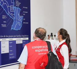 Su Majestad la Reina recorre las instalaciones de la Oficina Técnica de Cooperación
