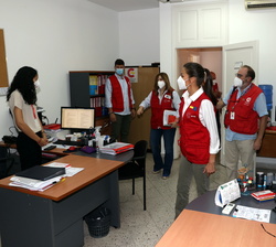 Su Majestad la Reina recorre las instalaciones de la Oficina Técnica de Cooperación