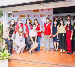 Fotografía de grupo de Doña Letizia con el personal de la Oficina Técnica de Cooperación