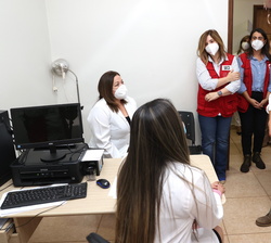 Doña Letizia en su visita al Centro de Atención Integral de la Salud a la Mujer en Encarnación (República del Paraguay) en su recorrido por la zona de