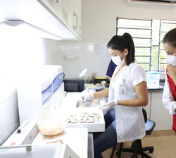 Su Majestad la Reina visita los laboratorios de anatomía patológica y citodiagnóstico del Centro de Atención Integral de la Salud a la Mujer en Encarn