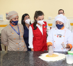 Su Majestad la Reina observa el trabajo de alumnos y docentes del Taller de Cocina de la Escuela Taller de Encarnación (República del Paraguay) 