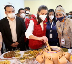 Su Majestad la Reina comprueba el trabajo de alumnos y docentes del Taller de Cocina, junto a algunos de sus platos elaborados en la Escuela Taller de