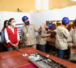 Visita de S.M. la Reina al Taller de preparación de Habitaciones en la Escuela Taller de Encarnación (República del Paraguay) 