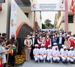 Fotografía de Grupo con motivo de la visita de S.M. la Reina a la Escuela Taller de Encarnación (República del Paraguay)