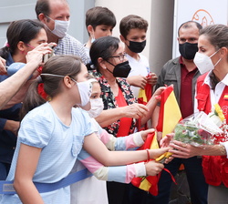 El público asistente da un emotivo saludo a S.M. la Reina con motivo de su visita a la Escuela Taller de Encarnación (República del Paraguay) 