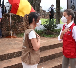 Su Majestad la Reina es recibida por la primera dama de la República del Paraguay a su llegada a la misión jesuítica de Trinidad del Paraná
