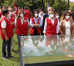 Su Majestad la Reina con la primera dama de la República del Paraguay observan una maqueta de las misiones jesuíticas