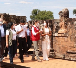 Su Majestad la Reina con la primera dama de la República del Paraguay durante su recorrido