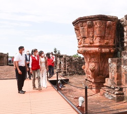 Su Majestad la Reina con la primera dama de la República del Paraguay observan una construcción durante su recorrido