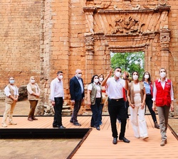 Su Majestad la Reina con la primera dama de la República del Paraguay durante su visita