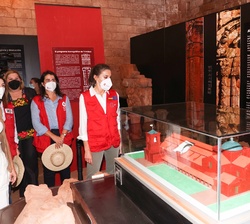 Su Majestad la Reina observa una maqueta