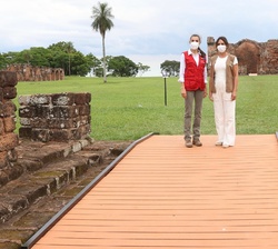 Su Majestad la Reina con la primera dama de la República del Paraguay durante su visita a la misión jesuítica de Trinidad del Paraná