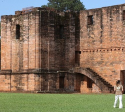 Su Majestad la Reina con la primera dama de la República del Paraguay durante la visita a la misión