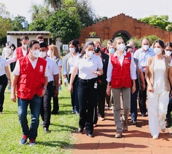 Su Majestad la Reina con la primera dama de la República del Paraguay a su llegada a la misión de Jesús de Tavarengue