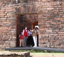Su Majestad la Reina con la primera dama de la República del Paraguay durante su recorrido por la misión de Jesús de Tavarengue
