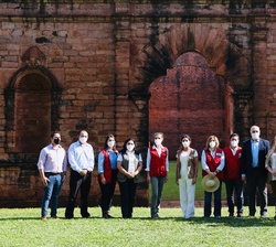 Fotografía de grupo en la fachada de la misión
