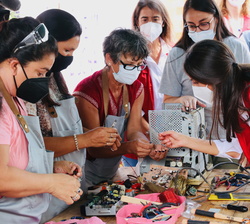 Su Majestad la Reina recorre una exposición de trabajos de artesanía realizados con materiales reciclados