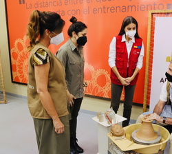 Su Majestad la Reina conversa con un artesano local de cerámica del Centro de Entrenamiento del Emprendedor