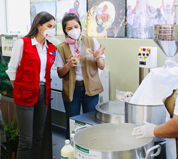 Su Majestad la Reina recorre el proyecto "Ñapu'ake" en el Centro de Entrenamiento del Emprendedor