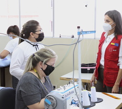Su Majestad la Reina recorre taller de patronaje y costura del Centro de Entrenamiento del Emprendedor