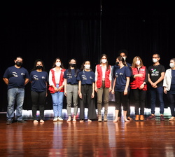 Fotografía de grupo de Doña Letizia con el grupo de danzas folclóricas “Alas Abiertas” formado por niños, niñas y jóvenes con capacidades 