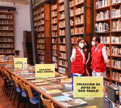 Su Majestad la Reina recorre la biblioteca del Centro Cultural de España “Juan de Salazar”