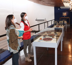 Su Majestad la Reina recorre el museo "Josefina y Julián" del Centro Cultural de España “Juan de Salazar”