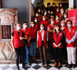 Fotografía de grupo de Su Majestad la Reina con el personal del Centro Cultural de España “Juan de Salazar” 