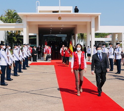 Su Majestad la Reina acompañada por el ministro de Relaciones Exteriores de Paraguay es despedida en el Aeropuerto Internacional Silvio Pettirossi