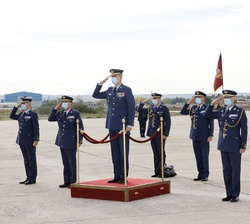 Su Majestad el Rey durante los Honores de Ordenanza tras su llegada a la Base Aérea de Torrejón