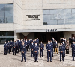 Fotografía de grupo de Su Majestad el Rey con el personal del CLAEX