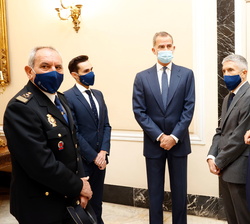 Don Felipe conversa con el ministro del Interior, el secretario de Seguridad, el director general de la Policía y el director adjunto operativo del Cu