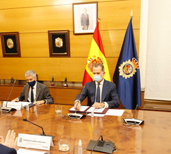 Su Majestad el Rey al inicio de la reunión acompañado por el ministro del Interior y el secretario de Seguridad 