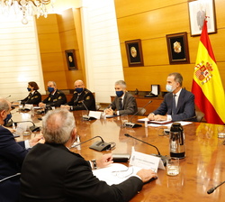 Su Majestad el Rey durante la reunión con la Junta de Gobierno de la Policía Nacional