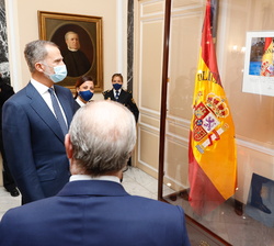 Su Majestad el Rey observa la Enseña Nacional que entregó Su Majestad la Reina a la Policía Nacional