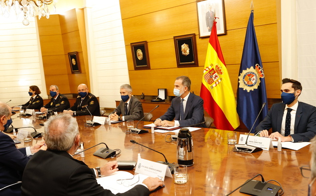 Su Majestad el Rey durante la reunión con la Junta de Gobierno de la Policía Nacional