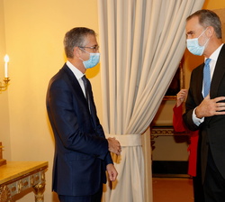 Su Majestad el Rey recibe el saludo de Pablo Fernández Cos, presidente de la Fundación pro-RAE y gobernador del Banco de España