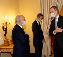 Don Felipe es saludado por Santiago Muñoz Machado, vicepresidente de la fundación pro-RAE y director de la Real Academia Española (RAE)
